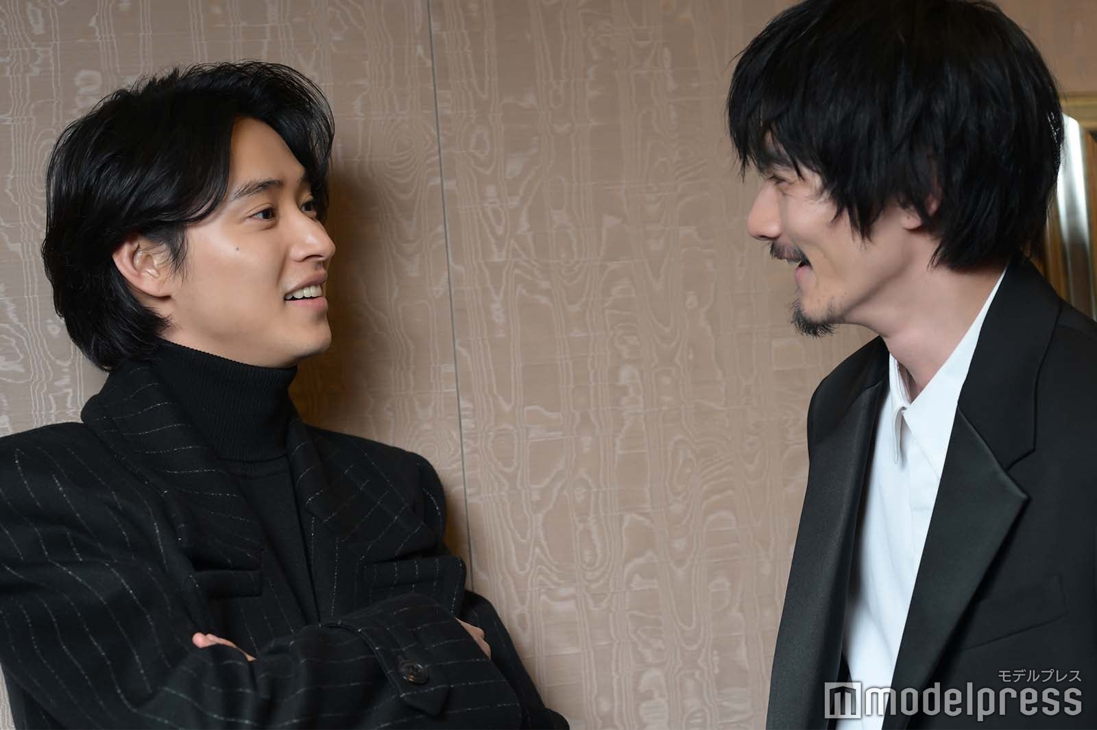 山崎賢人、柳俊太郎／顔を見合わせるとつい会話が止まらなくなってしまう仲良しっぷりを発揮（C）モデルプレス