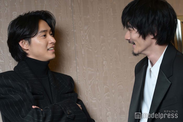 山崎賢人、柳俊太郎/顔を見合わせるとつい会話が止まらなくなってしまう仲良しっぷりを発揮(C)モデルプレス