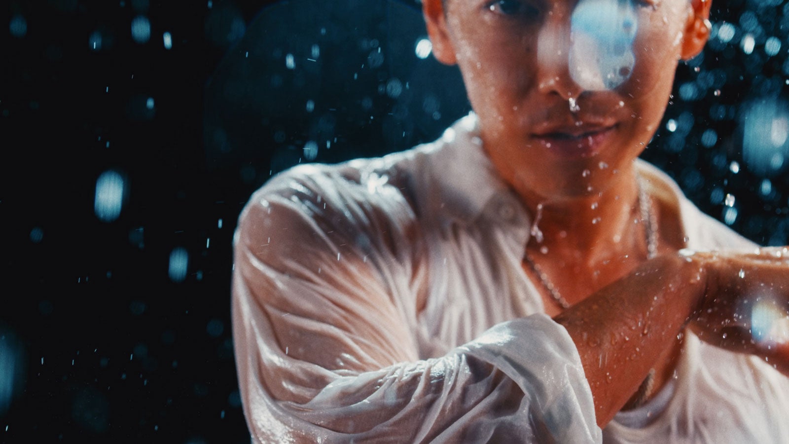 佐藤健CM『顔には、天然だろ。』篇より（提供写真）