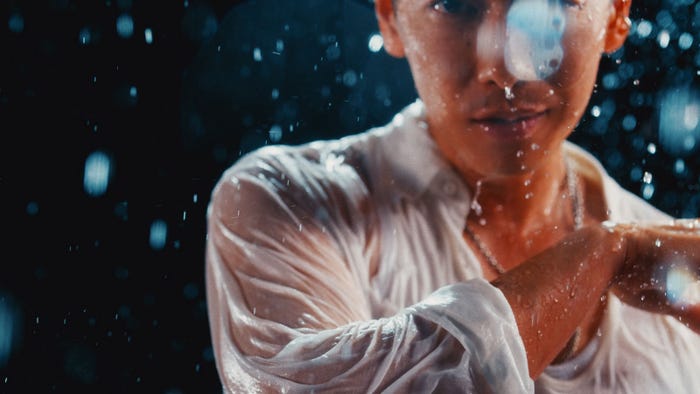 佐藤健CM『顔には、天然だろ。』篇より(提供写真)