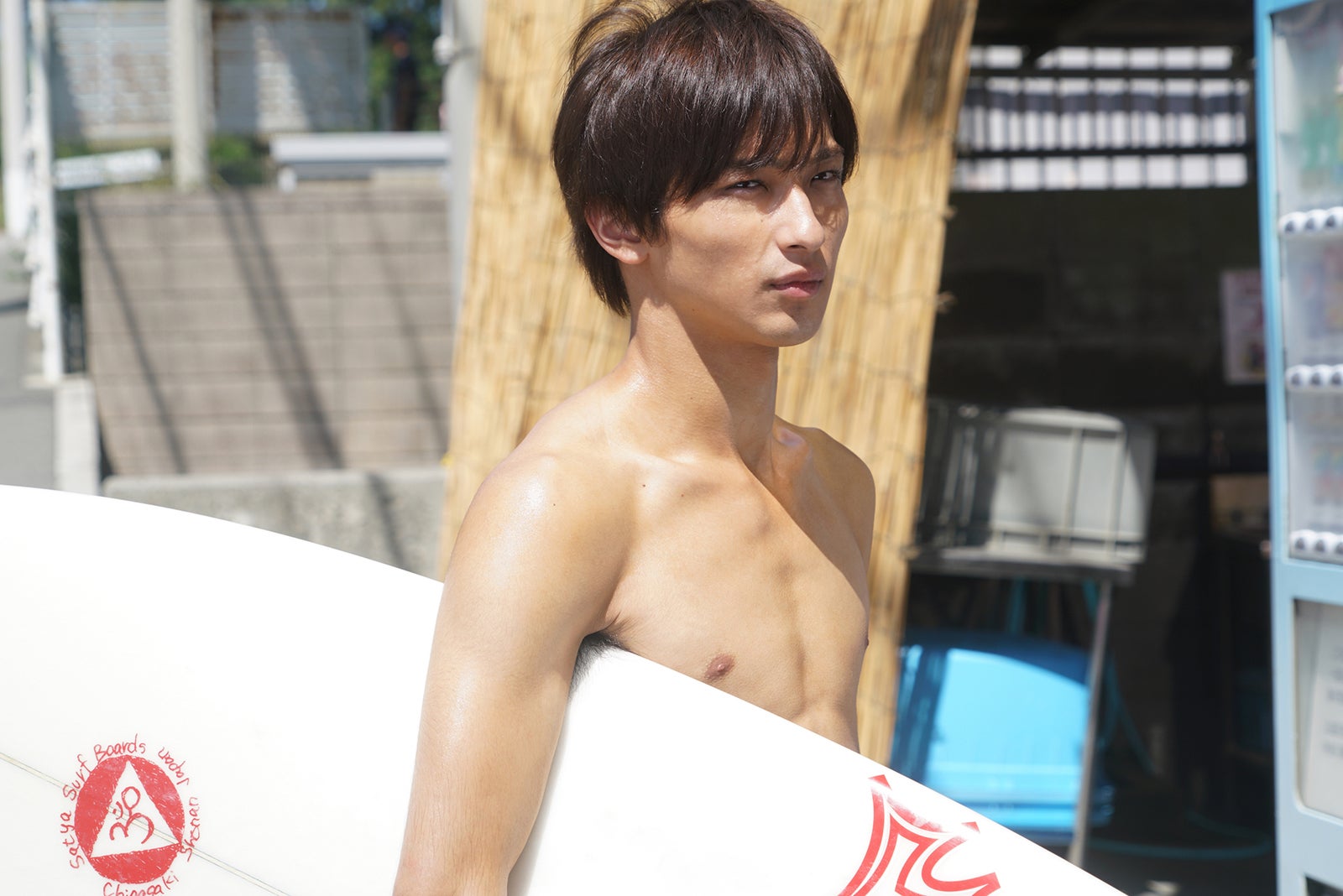 横浜流星、美しい上半身がチラリ　川口春奈へ思いを寄せる＜しろときいろ～ハワイと私のパンケーキ物語～＞