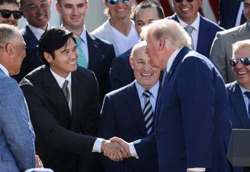 大谷翔平 トランプ大統領に突然指さされ→穏やかな笑みで会釈→「グレート」の言葉 満面笑みで握手のシーンも ドジャースがホワイトハウス訪問