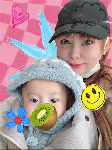 中川翔子、前向き抱っこで双子とお散歩 性格の違い明かす「食べ方でハッキリでて面白い！」