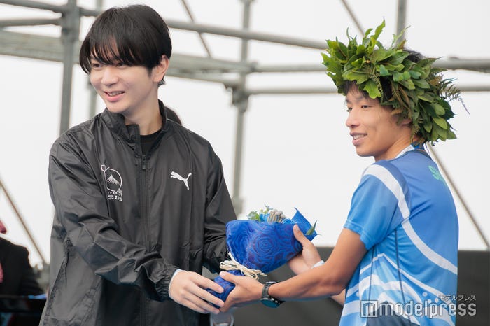 (左)高橋優斗(C)モデルプレス