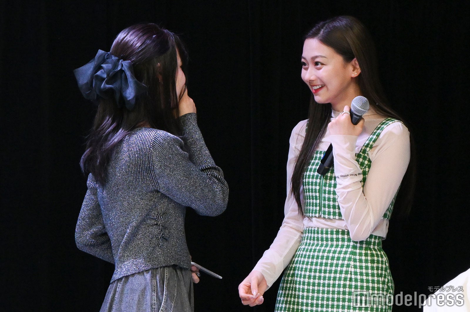 当選したファンと交流するみとゆな（C）モデルプレス