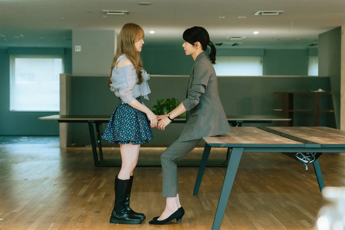 加藤史帆、森カンナ(C)「彩香ちゃんは弘子先輩に恋してる」製作委員会・MBS/第8話より