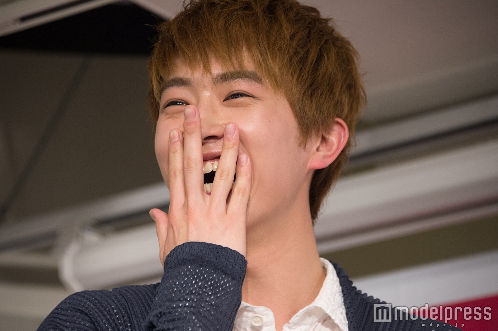 照れる杉野遥亮（C）モデルプレス