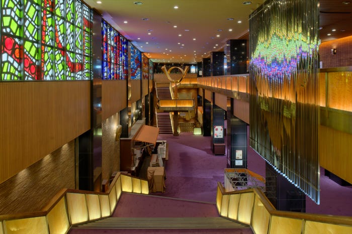 大階段から見下ろす1階ロビー(提供写真)