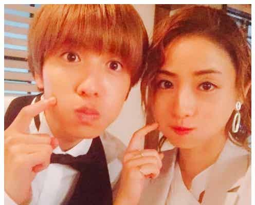 石原さとみ&志尊淳、キュートポーズの接近2ショットに絶賛の声続出