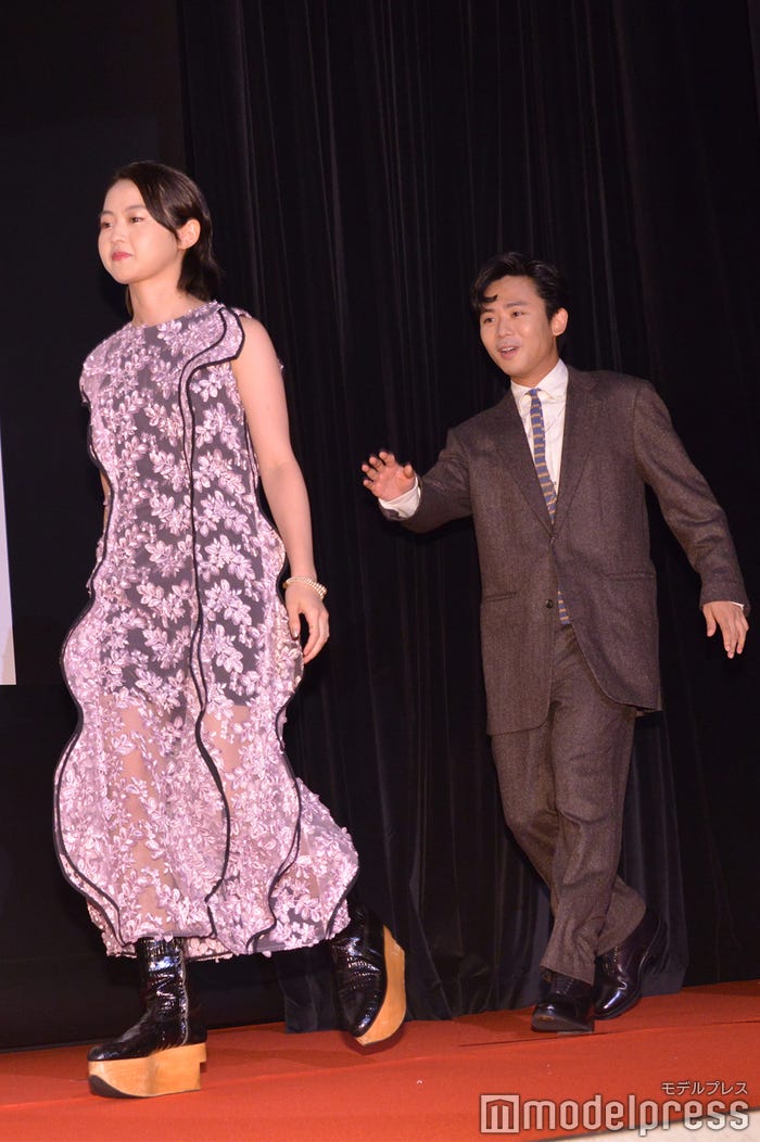 伊藤万理華を追いかけるオカモトレイジ (C)モデルプレス