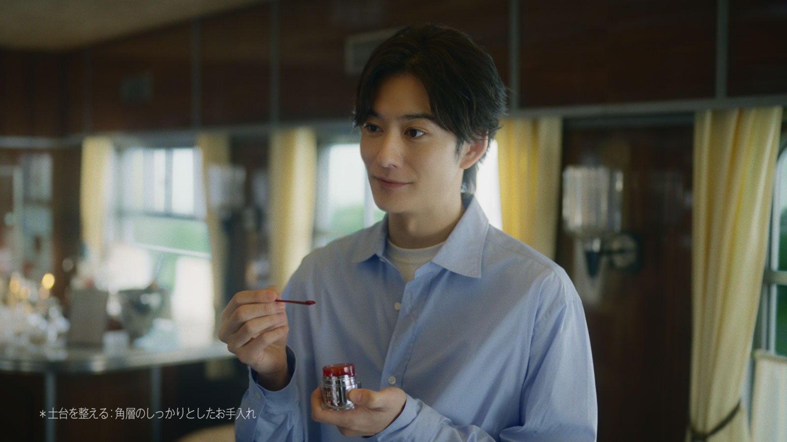 岡田将生／新テレビCM「列車のふたり セラミド」篇より（提供写真）