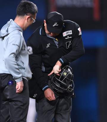 折れたバット直撃で前代未聞の今月2度目の球審交代 左手に続いて右手まで…深谷審判員にSNSで同情の声「お祓いに行った方がいいレベルだろこれ…」