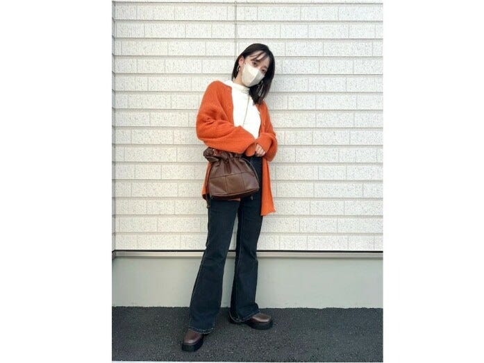 さらっと羽織ってサマになるしまむらのオレンジカーディガンがポイント　出典：WEAR
