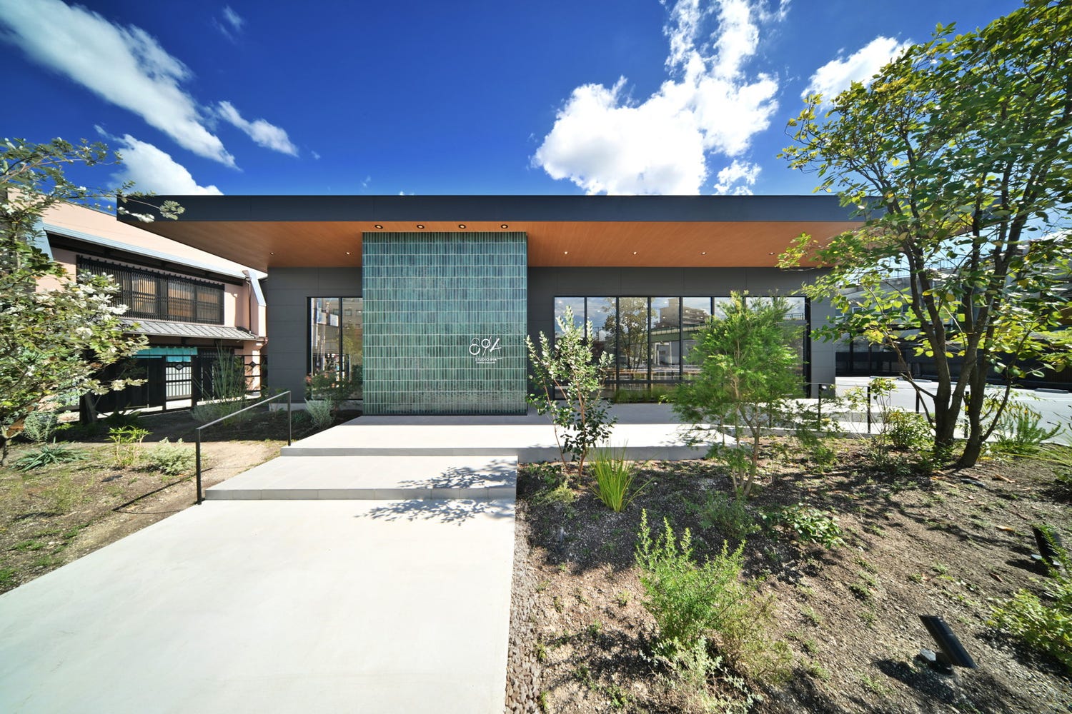 愛知にやきもの体験型複合施設「STUDIO 894」“世界に一つ”を作る絵付け体験&コーヒースタンドも併設