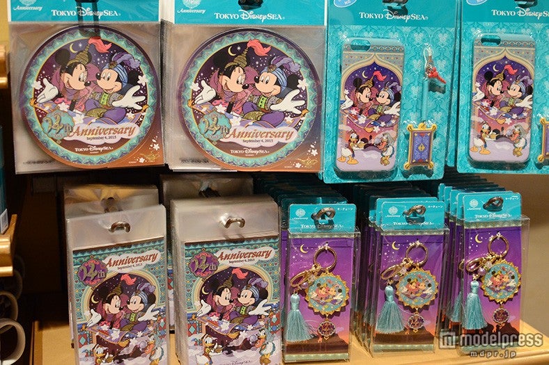 14周年グッズが並ぶ