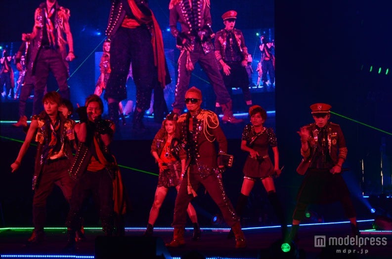 圧巻のライブで3万人を魅了するAAA