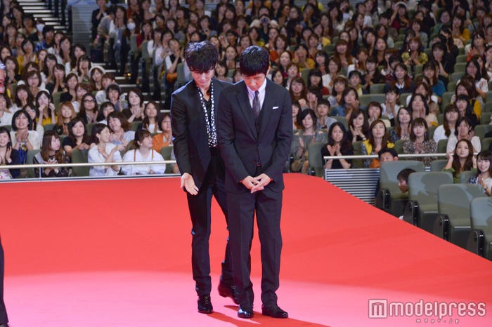 西島秀俊すらエスコート(C)モデルプレス