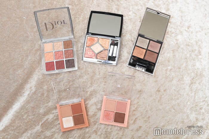 アイシャドウ(左上から時計回りに)Dior ディオール バックステージ アイ パレット 003アンバー、サンク クルール クチュール <サマー デューン>、LUNASOL アイカラーレーション 07 ダージリンキャメル、rom&nd ロムアンドベターザンアイズ 01ドライマンゴーチューリップ、M01ドライアップルブロッサム (C)モデルプレス