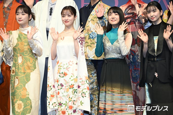 湯婆婆・夏木マリの“一言”に会場拍手　千尋・橋本環奈＆上白石萌音らも感激＜舞台「千と千尋の神隠し」＞