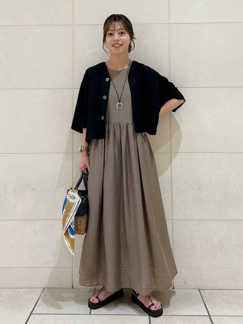 【OKコーデ】上半身をコンパクトに見せるショート丈の羽織があると便利 出典:WEAR