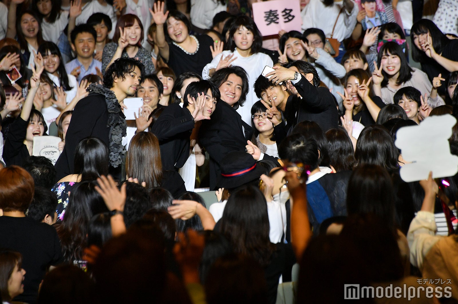 藤原竜也ら記念撮影 （C）モデルプレス