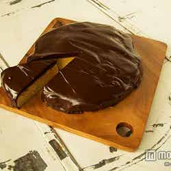 レモンピールのさっぱりとした風味とダークラムの深い味わいが決め手の「チョコレートガナシェのアーモンドケーキ」