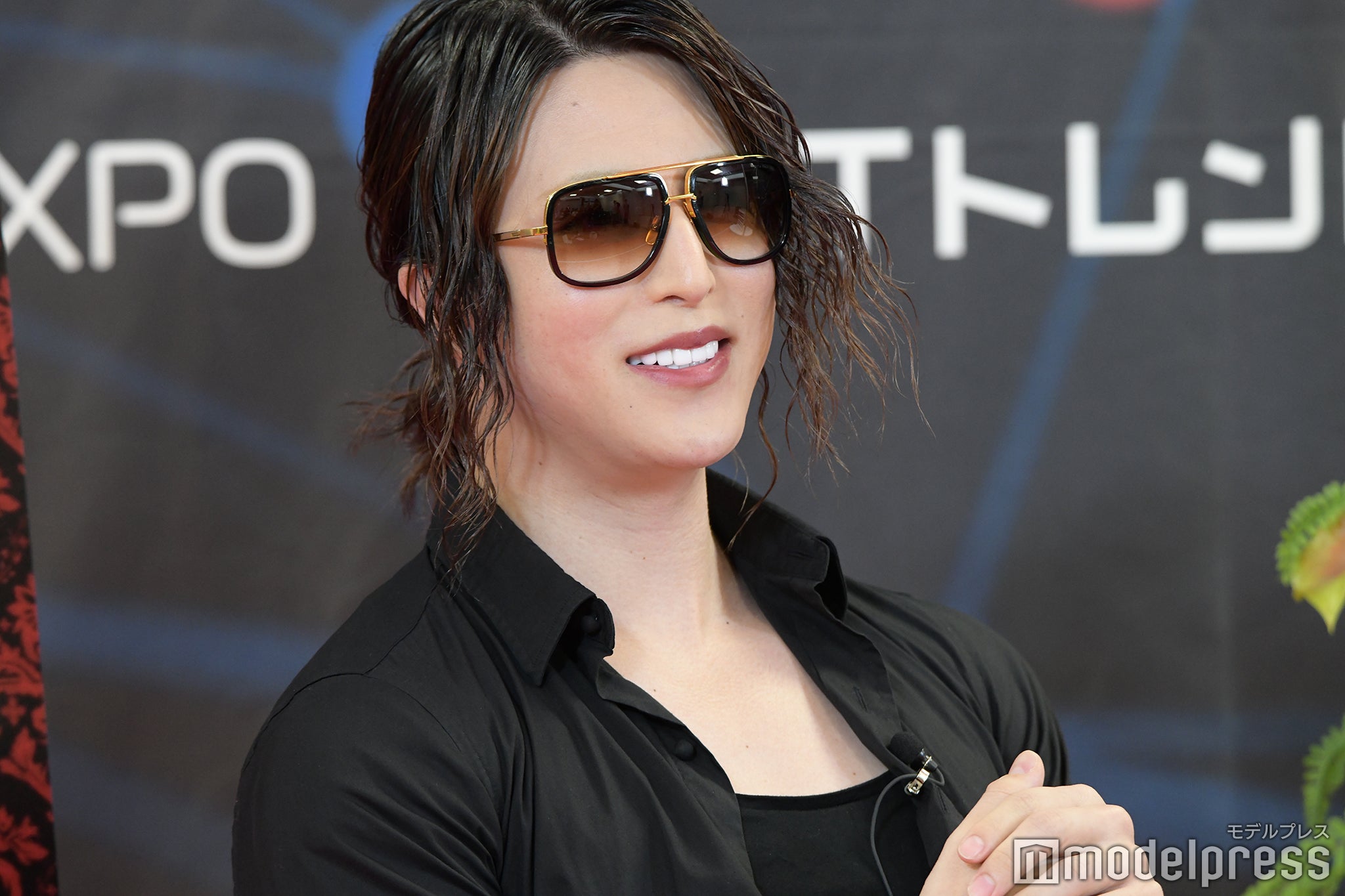 ROLAND、“全面鏡張り”豪華自宅公開 バールームなども完備