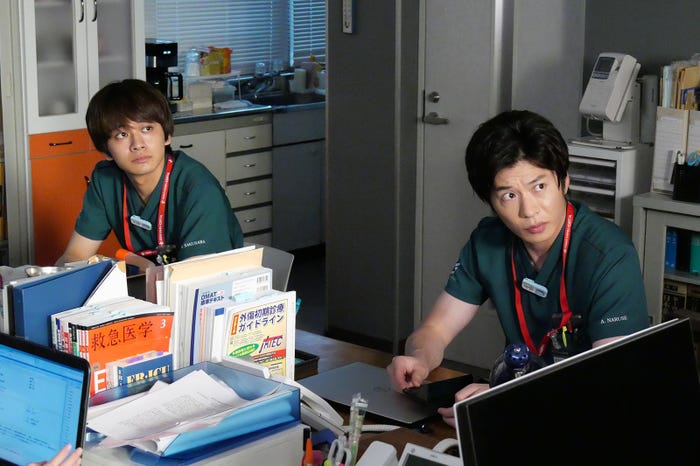 北村匠海、田中圭「ナイト・ドクター」第9話より(C)フジテレビ