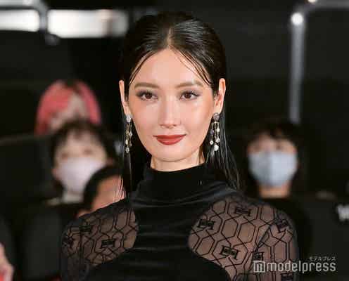 菜々緒、ノースリーブで大胆肌見せ 美ウエスト披露に「圧巻」「スタイル良すぎる」の声