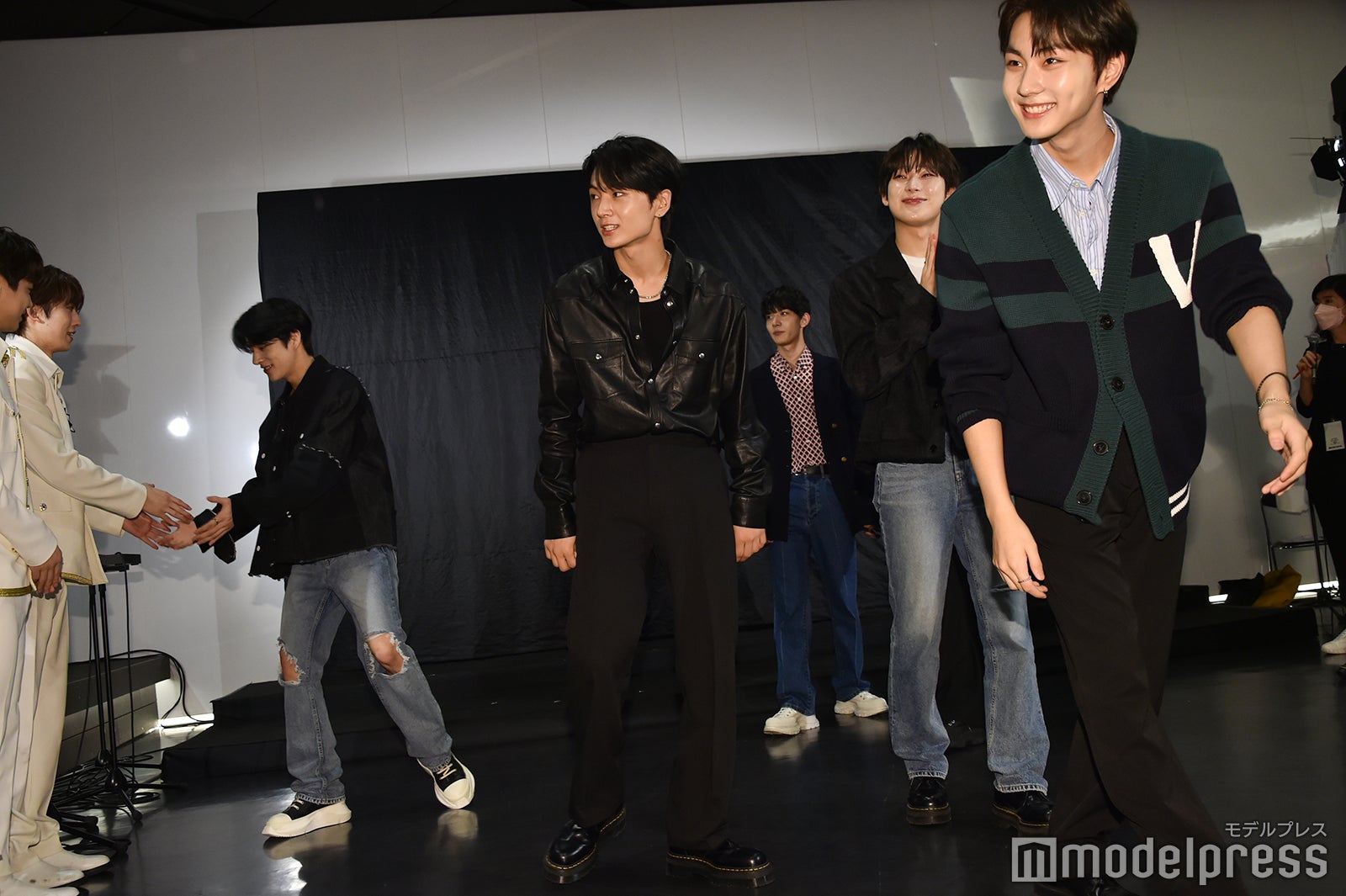 囲み取材の様子（C）モデルプレス