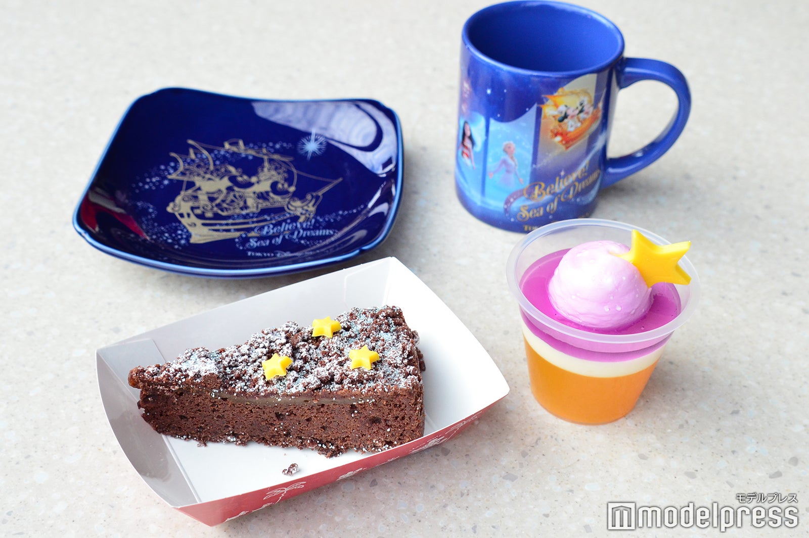 ミックスフルーツゼリー＆ホワイトチョコムース、スーベニアカップ付き900円、キャラメル＆チョコケーキ、スーベニアプレート付き900円（C）モデルプレス