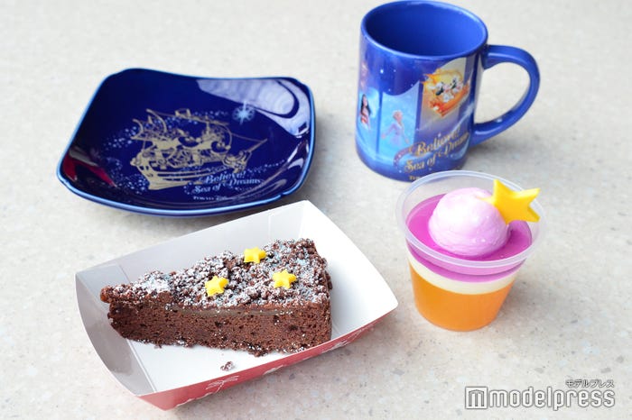 ミックスフルーツゼリー&ホワイトチョコムース、スーベニアカップ付き900円、キャラメル&チョコケーキ、スーベニアプレート付き900円(C)モデルプレス