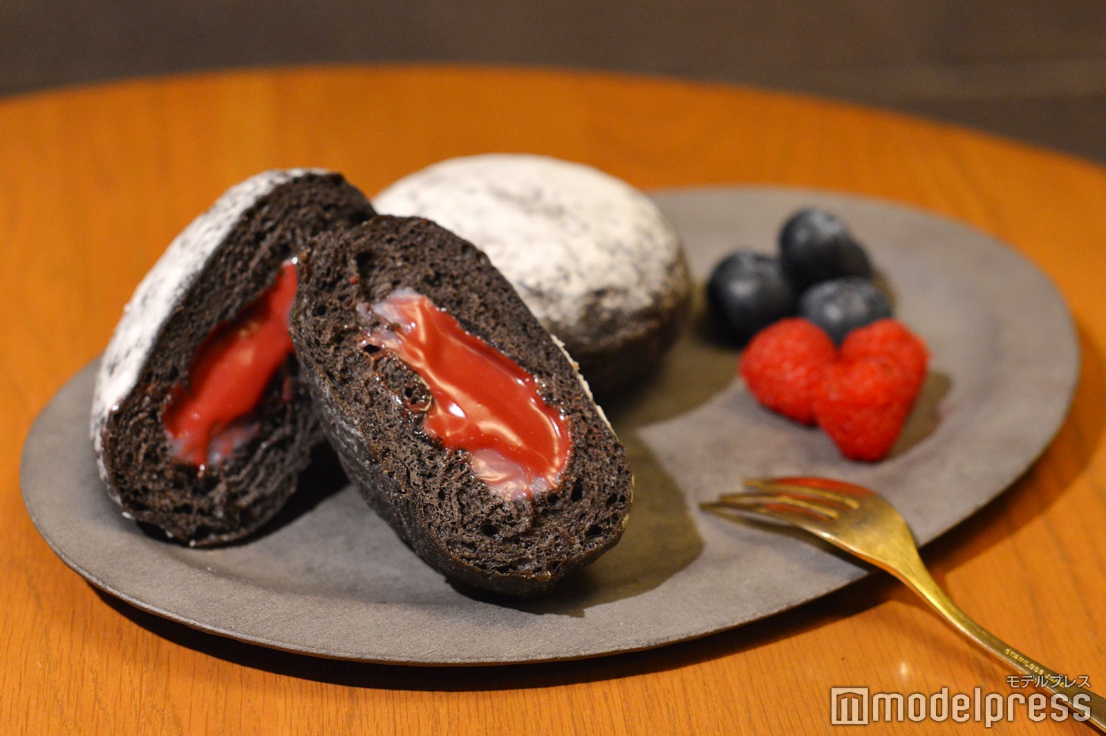 マラサダ ハロウィン ラズベリー＆ブルーベリー（C）モデルプレス