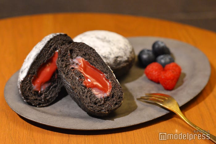 マラサダ ハロウィン ラズベリー&ブルーベリー(C)モデルプレス