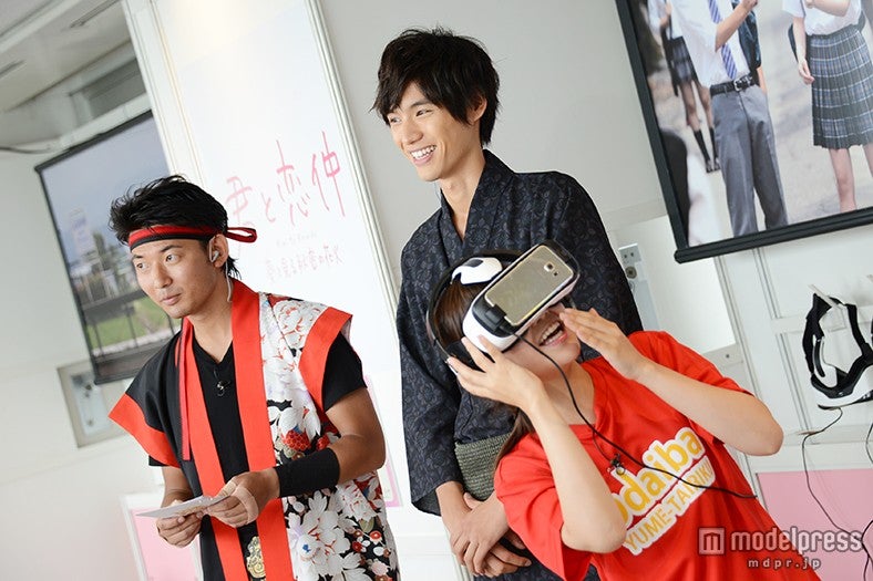 （左から）谷岡慎一アナウンサー、福士蒼汰、竹内友佳アナウンサー／特別番組「『お台場夢大陸～ドリームメガナツマツリ～』開幕SP体感！夢のナツマツリ」