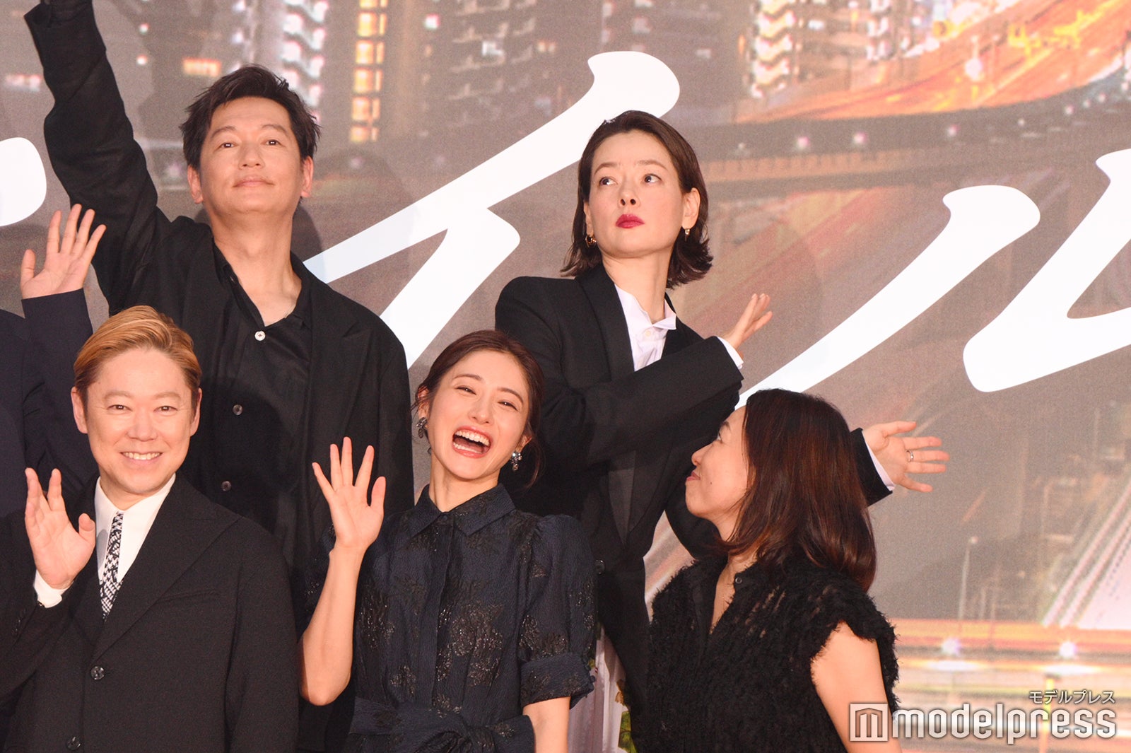 「ハッピーに！」とカメラマンからリクエストされ笑顔を見せる「アンナチュラル」チーム（C）モデルプレス