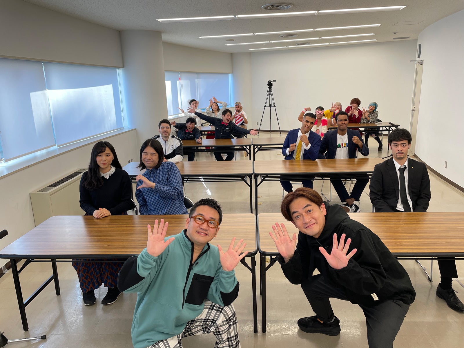 笑神芸人オーディション／なすなかにし（前列中央）とオーディション参加者ら（C）日本テレビ