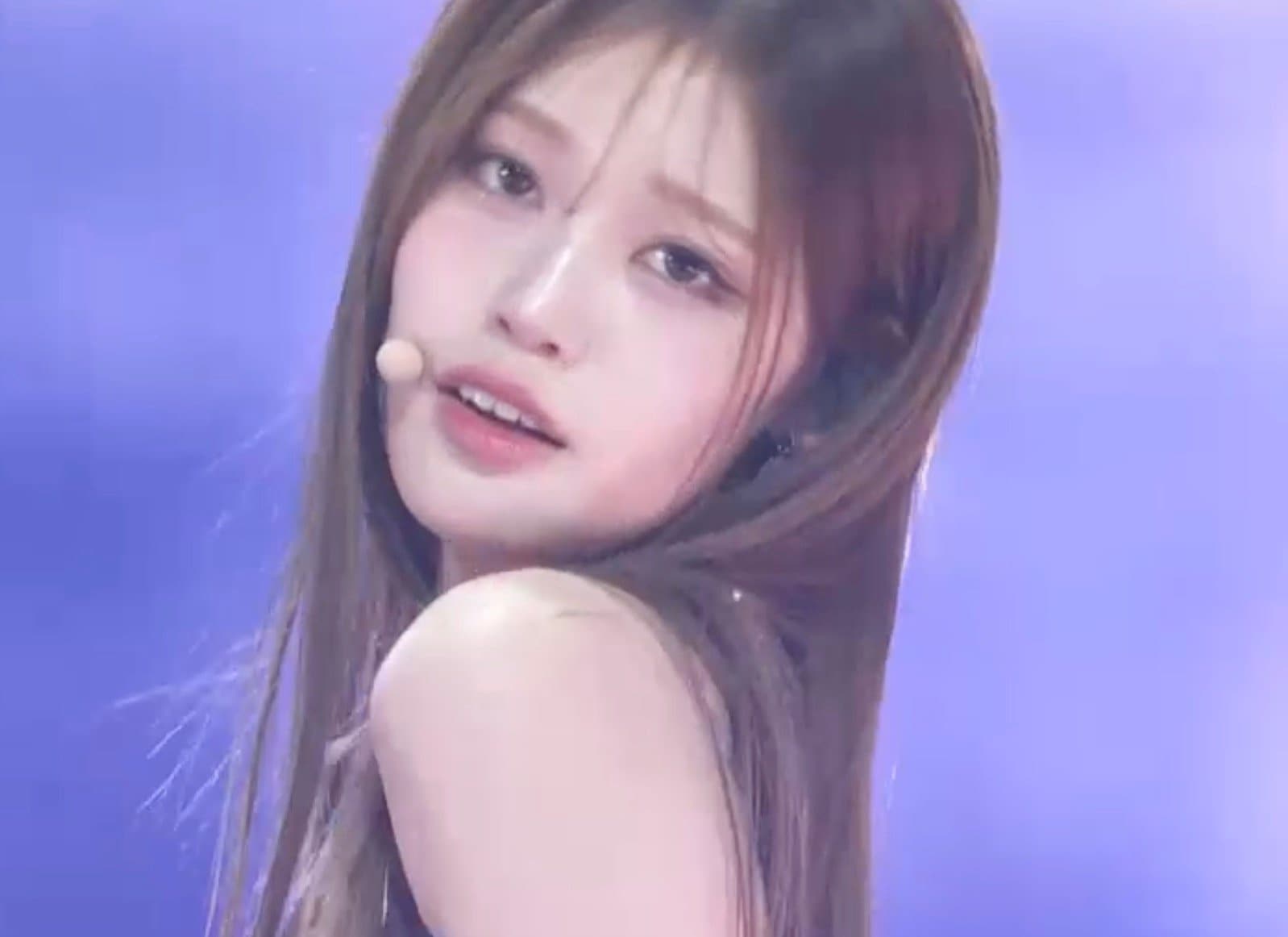 奇跡の8頭身！長すぎる脚で大胆開脚も！izna、デビュー2年目とは思えない成熟したステージでファンを魅了