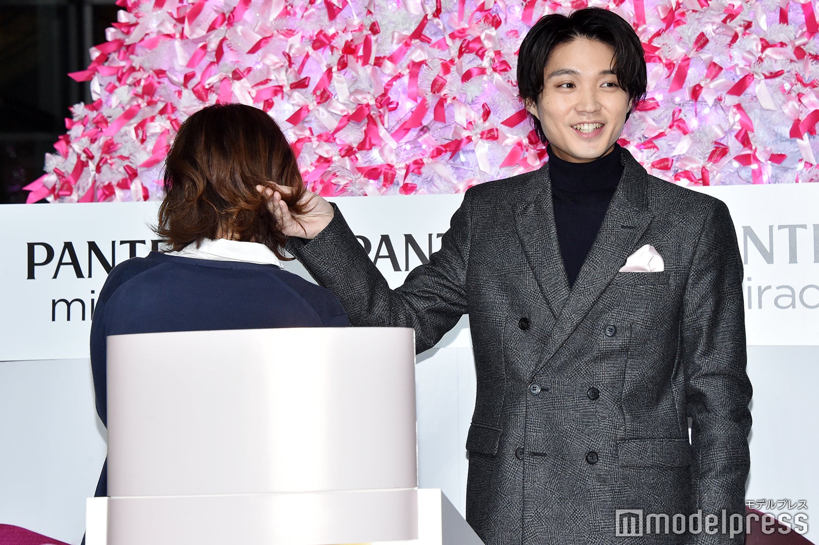 磯村勇斗、女性の髪を触る「こんなショットはないですね（笑）」