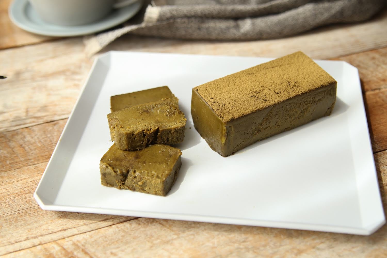 北海道産のホワイトチョコを使ったお茶のテリーヌ（お土産限定）／画像提供：きちり