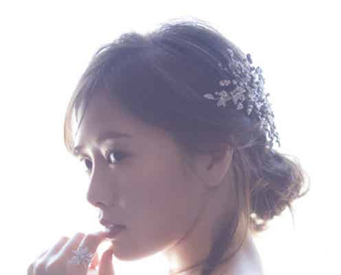 乃木坂46白石麻衣、“純白ドレス”姿で可憐な横顔<卒業記念メモリアルマガジン>