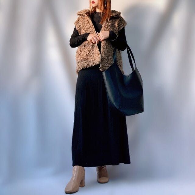 シンプルな黒ワンピにジップベストを合わせるだけで一気におしゃれに