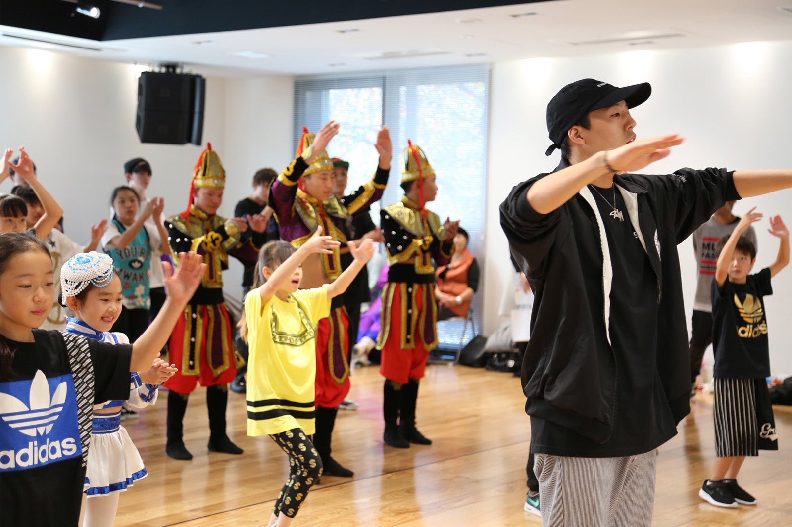 EXILE世界、モンゴルの子どもたちと「Choo Choo TRAIN」　ダンスで交流図る