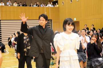 岡田准一「おま！」高校での映画イベントにサプライズ登場 生徒165人からの黄色い声に「僕も結婚したい！…してました」