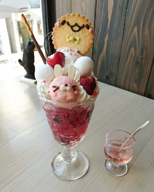 マシュマロといちごのパフェ／画像提供：株式会社Aslan