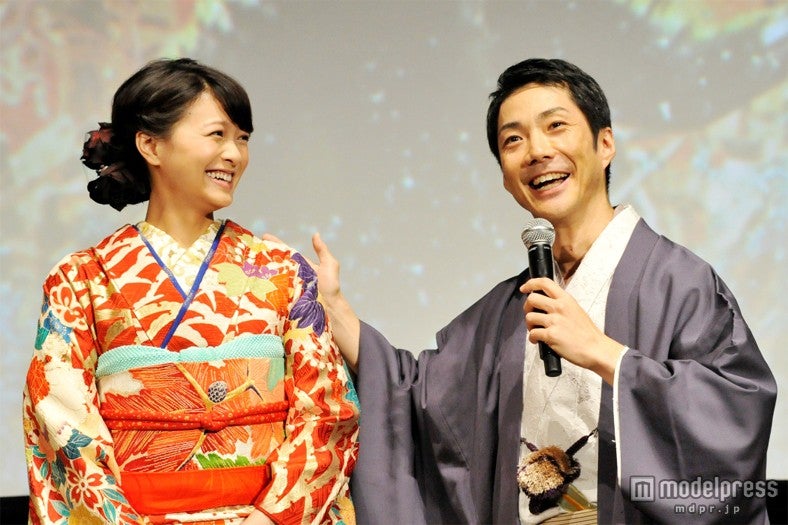 榮倉奈々（左）と野村萬斎（右）