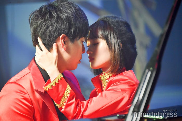 キスシーンを練習する西村真二(ラフレクラン)、三秋里歩/吉本坂46RED「君の唇を離さない」MV撮影風景(C)モデルプレス
