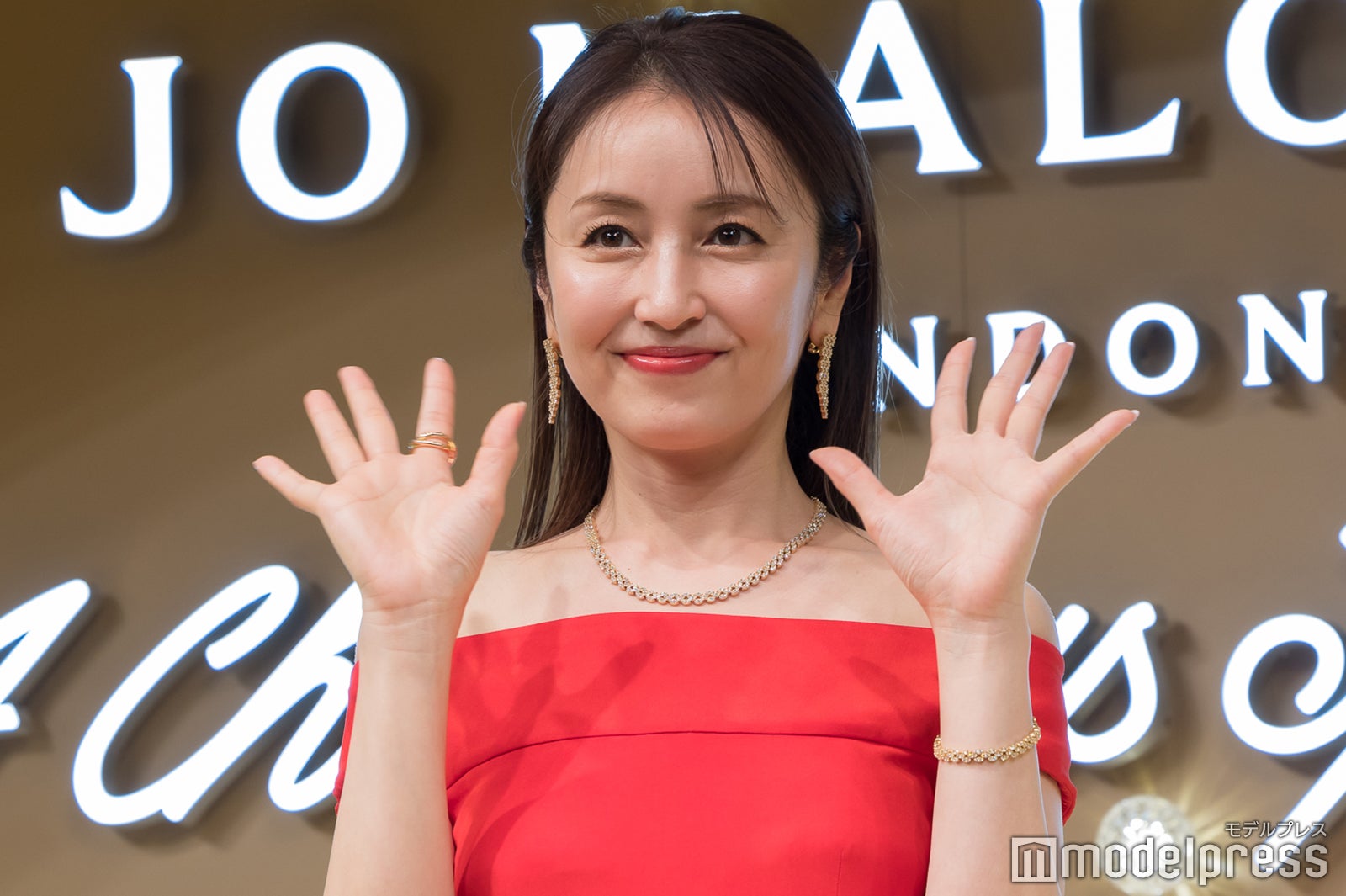 矢田亜希子、ミニスカで美脚披露「スタイル抜群」「オーラありすぎ」と