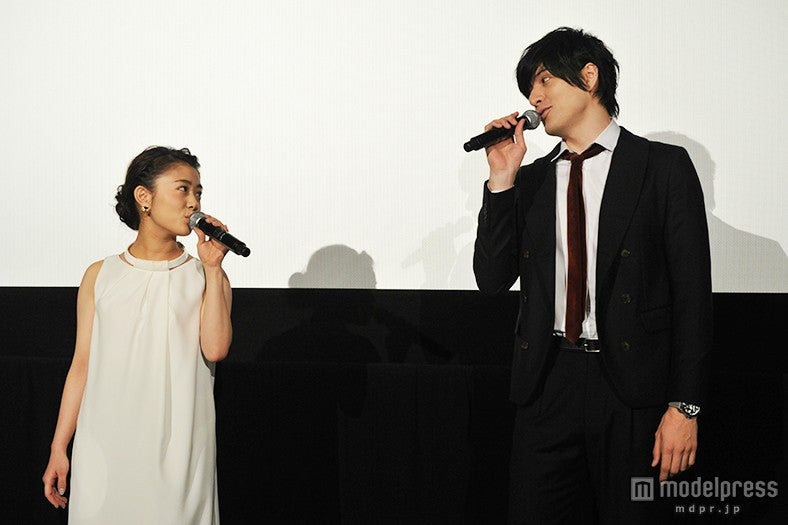 歌唱する高畑充希＆城田優