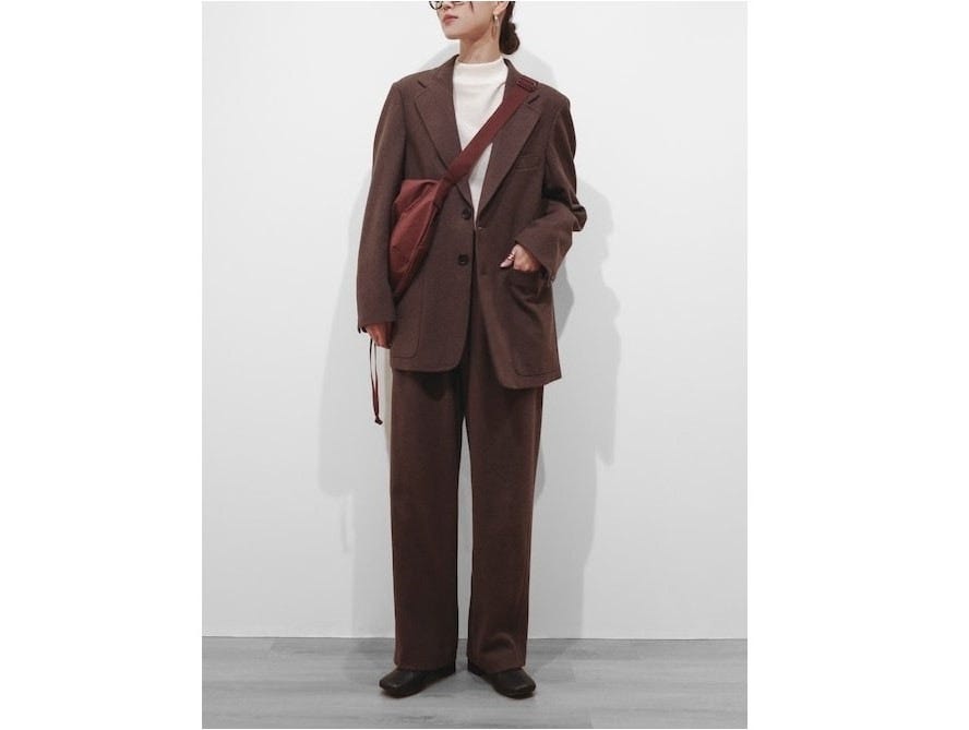 ジャケット&パンツのセットアップコーデもブラウンでひとひねりを 出典:WEAR